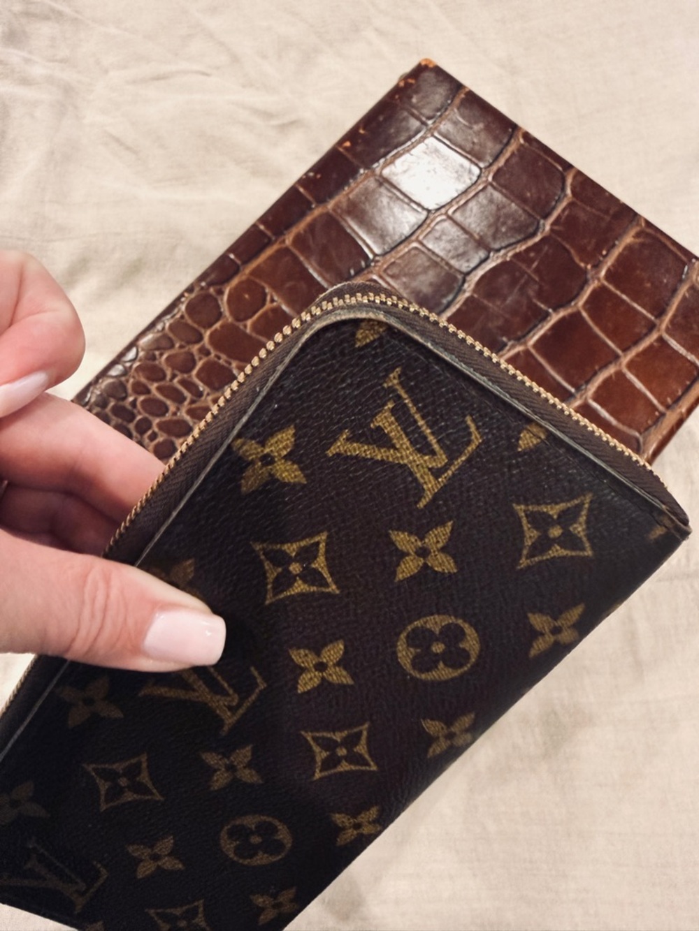 Louis Vuitton Monogram Zippy Wallet, poppy red interior. - Picture 5 of 8